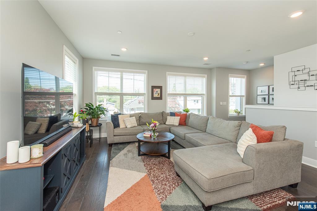 363 Main - Photo 4