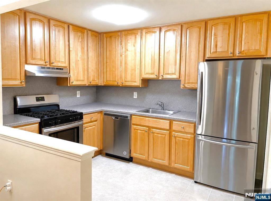 362 Cambridge - Photo 4