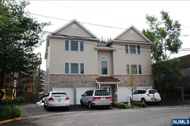 2160 Hoyt Avenue 2B - Photo 1