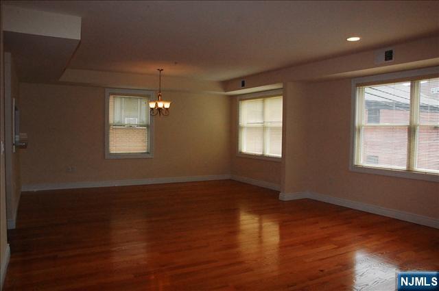 2160 Hoyt Avenue 2B - Photo 3