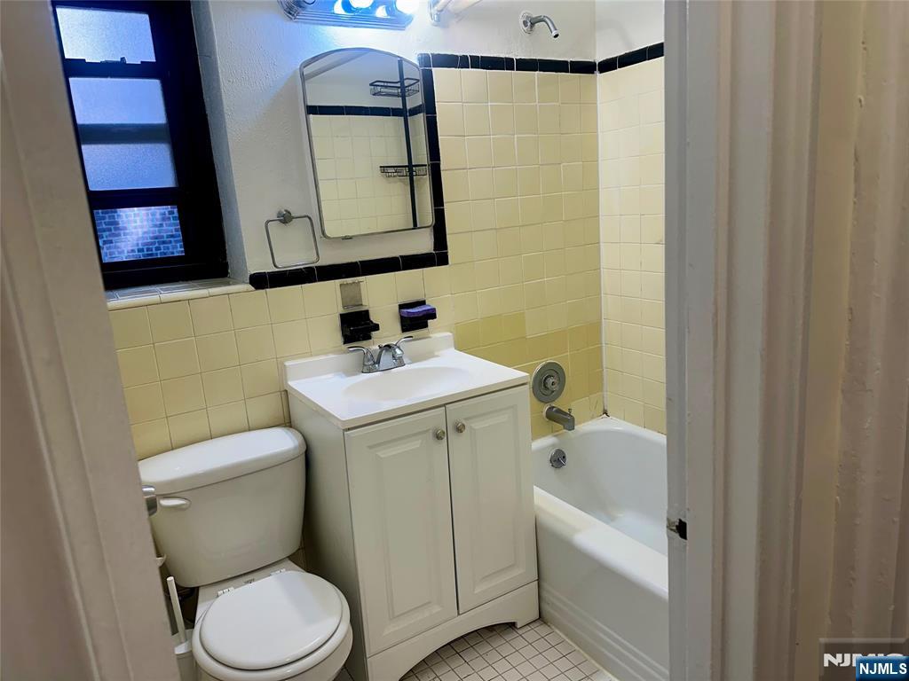 2329 Hudson Terrace B15 - Photo 3