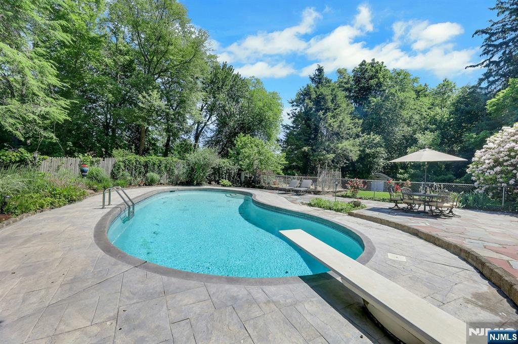 22 Crest Road - Photo 3