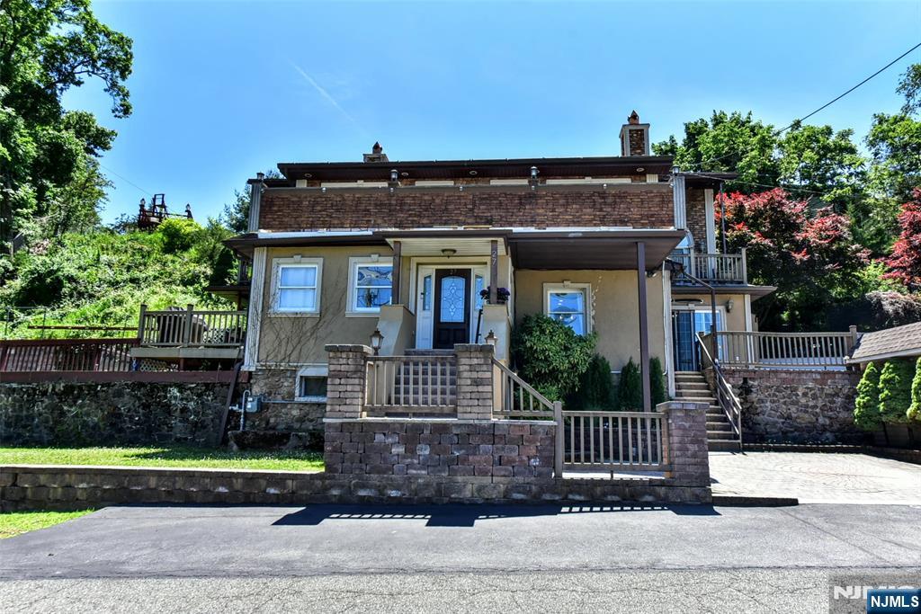 27 Joan Street - Photo 2