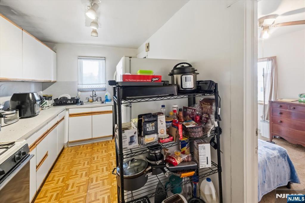 Kitchen 1.