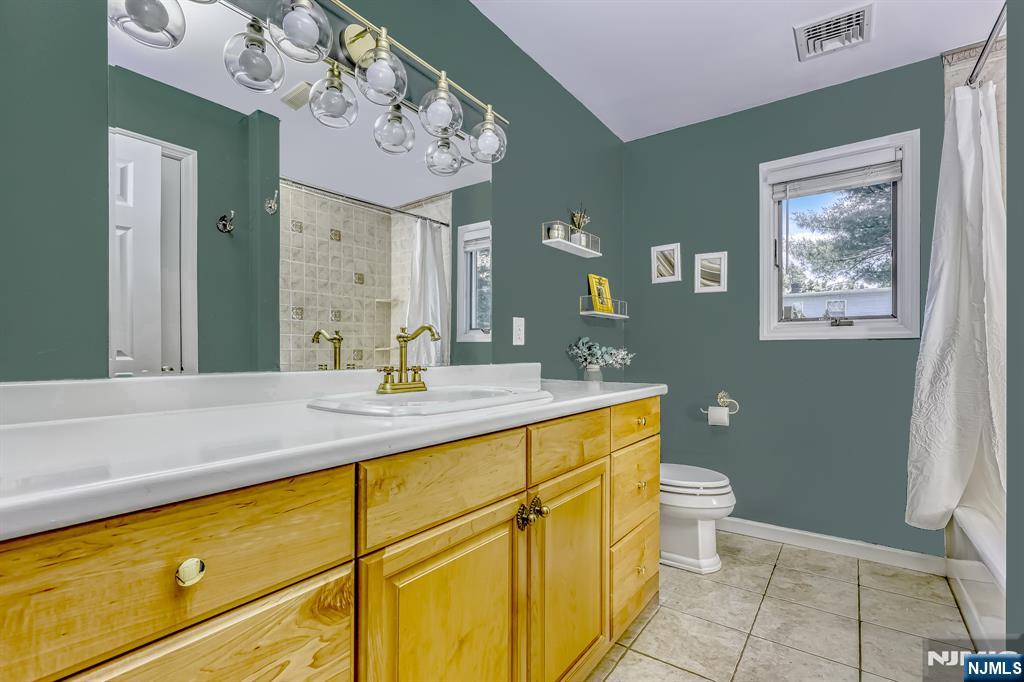 Full bathroom 2nd floor