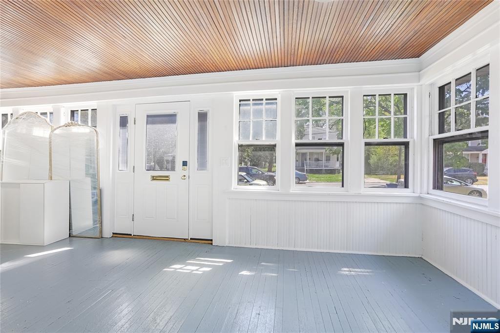 64 Demott Avenue - Photo 2