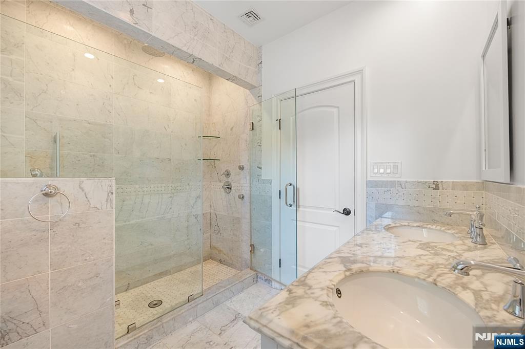 61 Roosevelt Street — photo 17