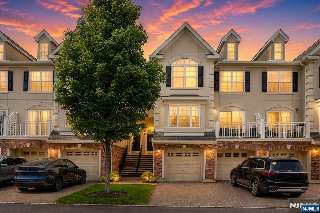 $699,999 Townhouse
