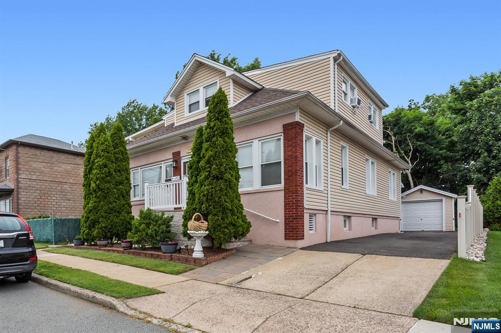39 Chamberlain Avenue - Photo 1