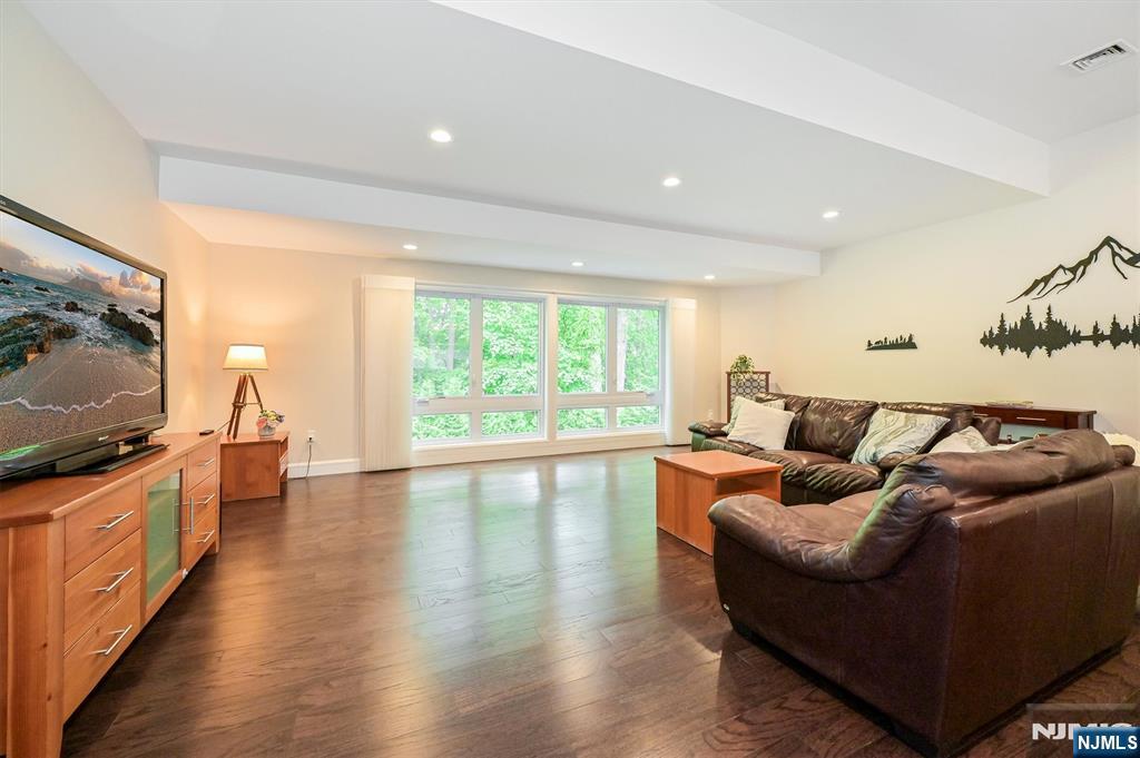 655 Floyd Street — photo 10