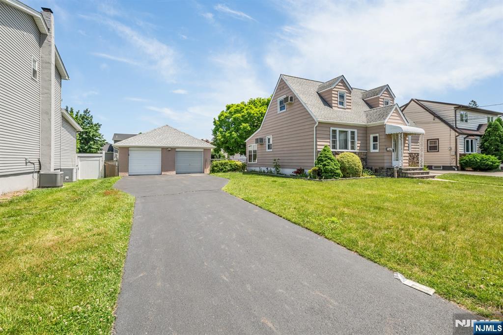 203 Charlton Avenue - Photo 2