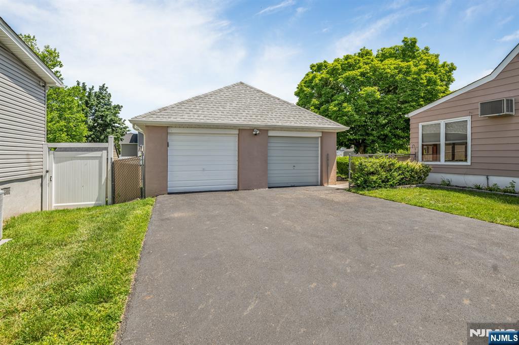 203 Charlton Avenue - Photo 3