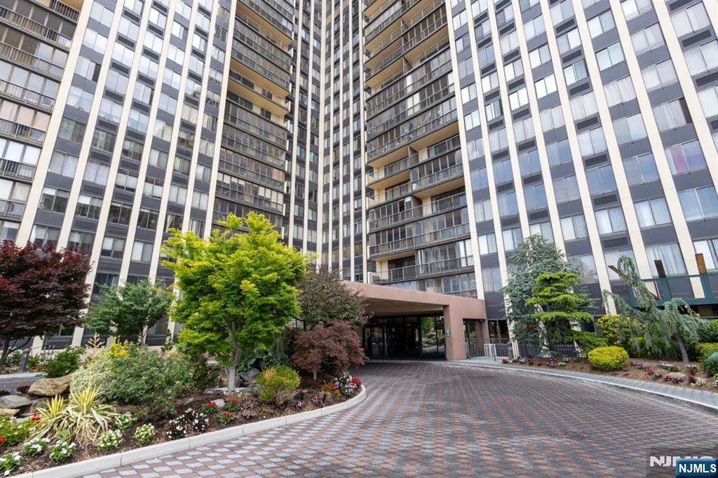 300 Winston Dr #1418, Cliffside Park, NJ 07010