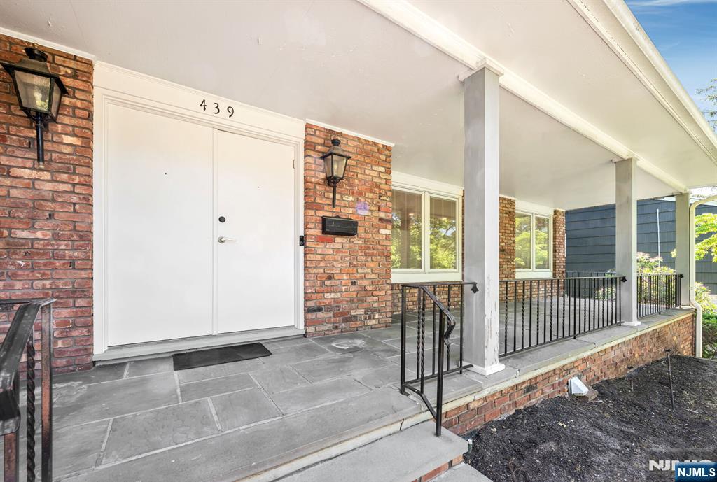 439 Summit Street - Photo 3