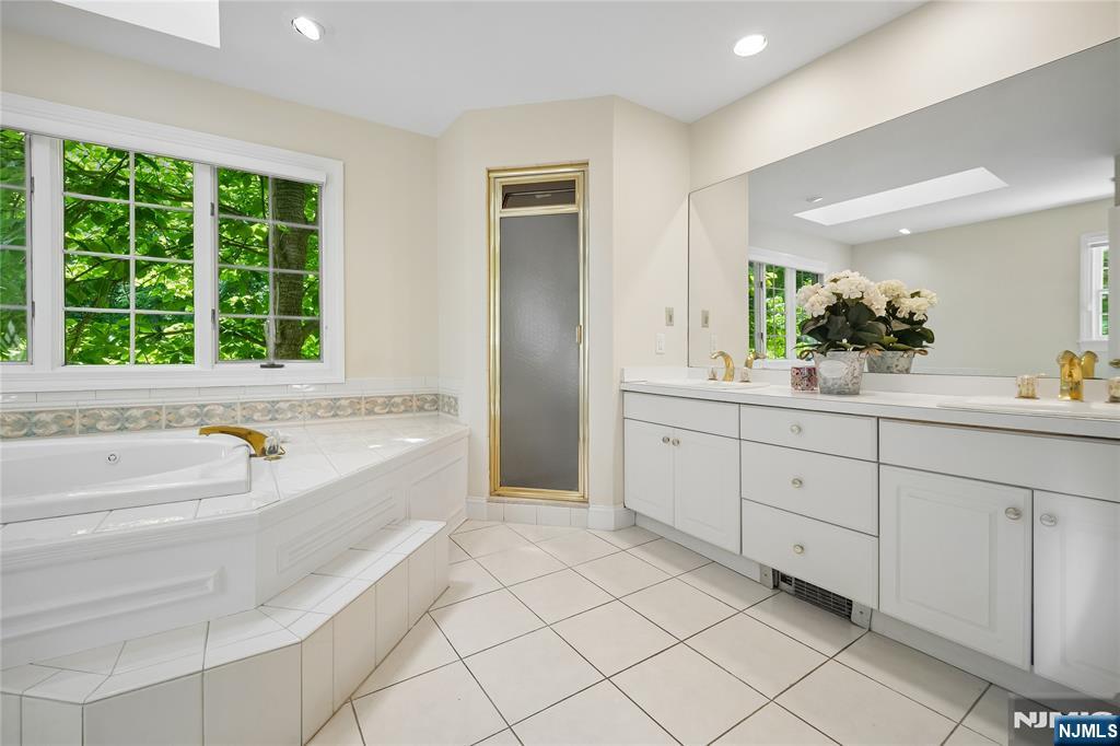 519 E Saddle River Road