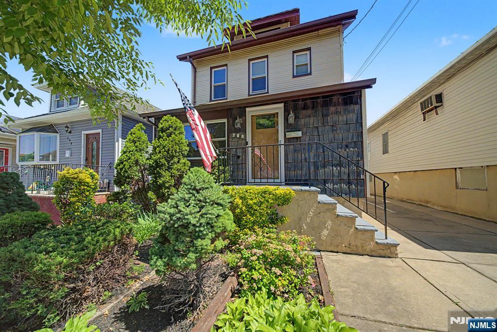 $565,000 Colonial