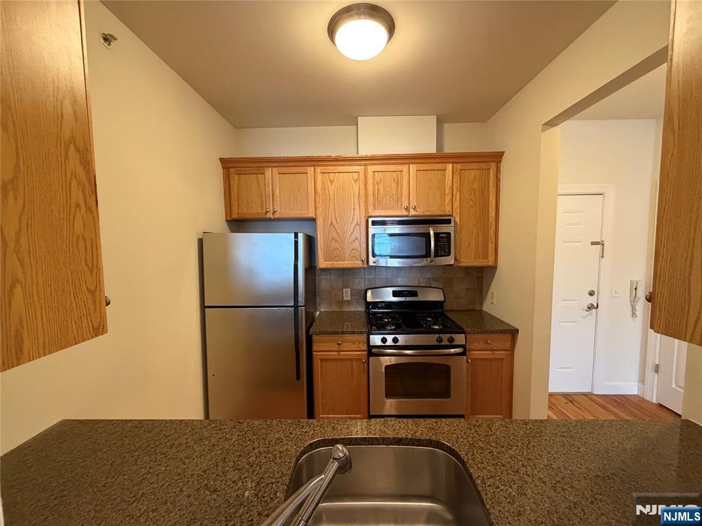 100 Park Avenue 203 - Photo 3