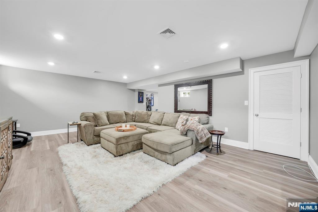 42 Saratoga Drive — photo 33
