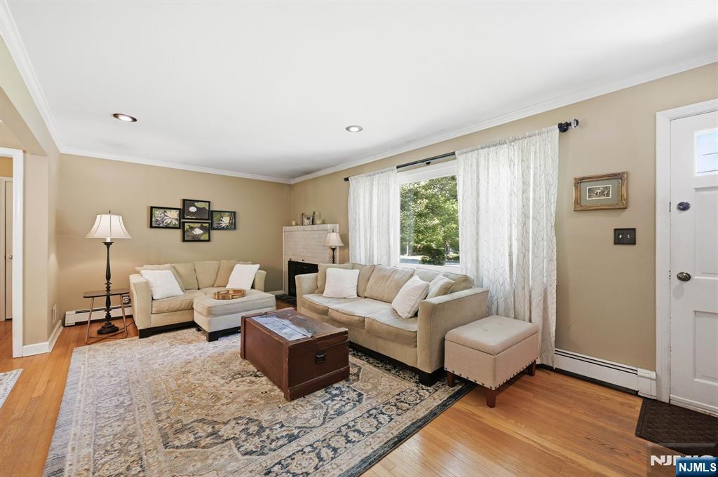 36 Calumet Ave, Oakland, NJ 07436