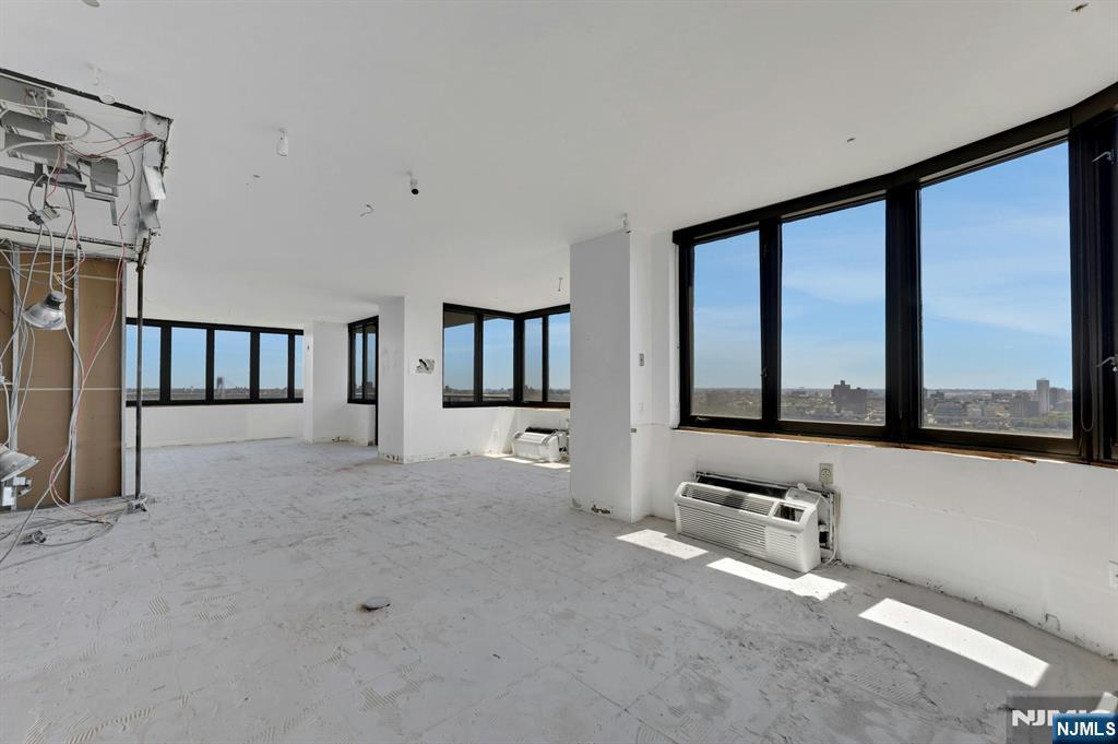 100 Carlyle #16 J/K N — photo 15