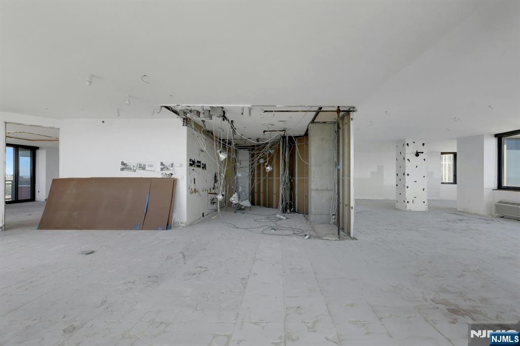 100 Carlyle #16 J/K N — photo 17