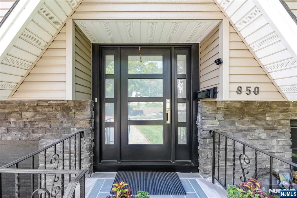 850 Edgewater Avenue - Photo 2
