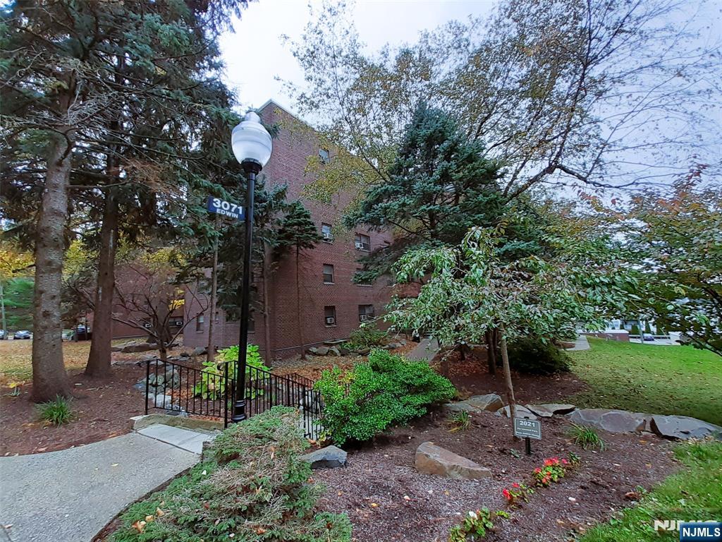 <p>Listings That Reflect Our Standards</p>