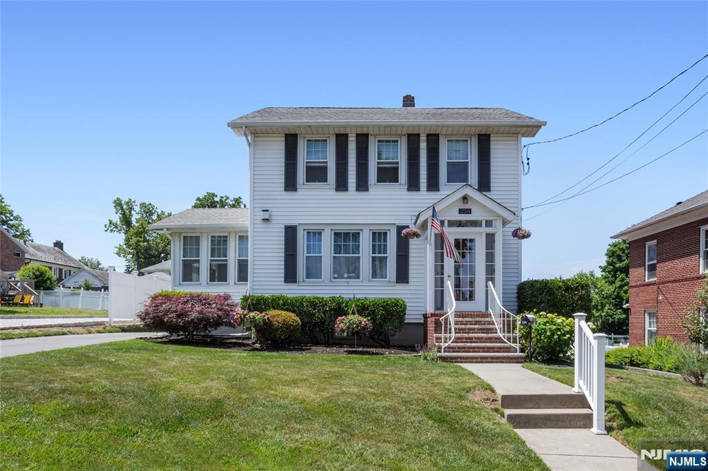 256 Raymond St, Hasbrouck Heights, NJ 07604