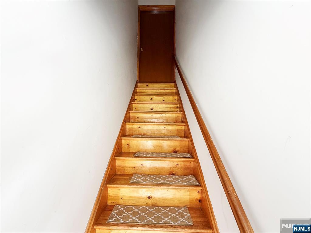 121 Edsall Avenue 2nd Floor - Photo 4