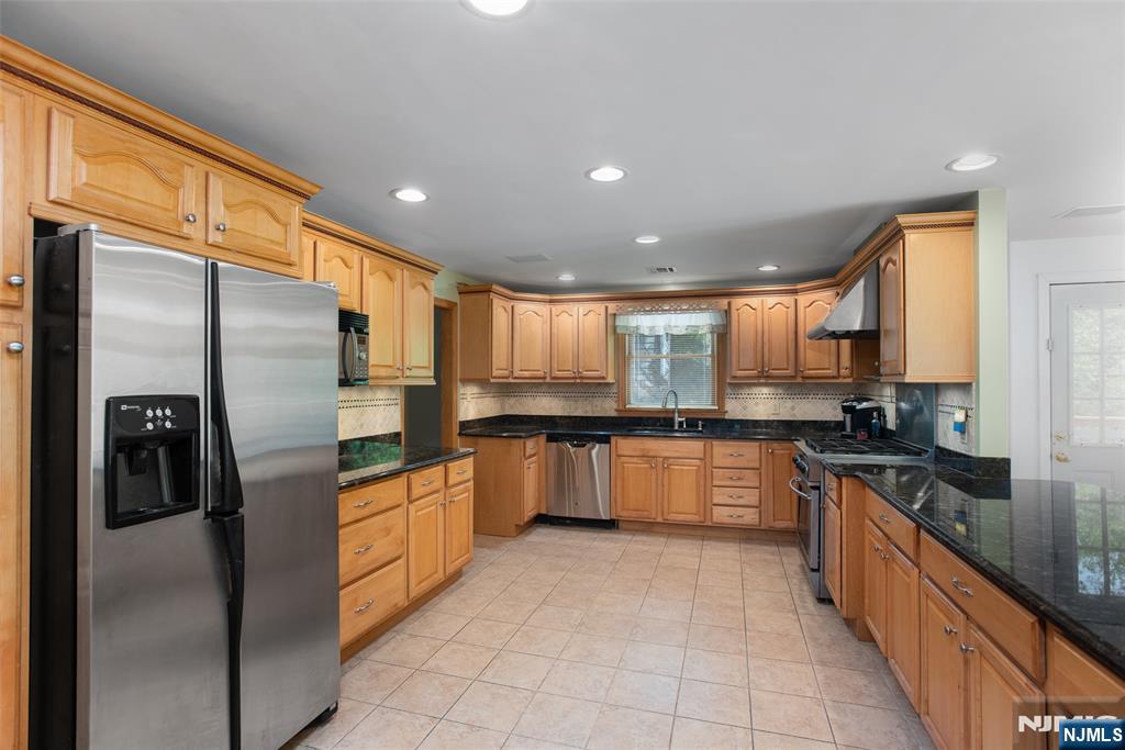 820 E Broad Street - Photo 5