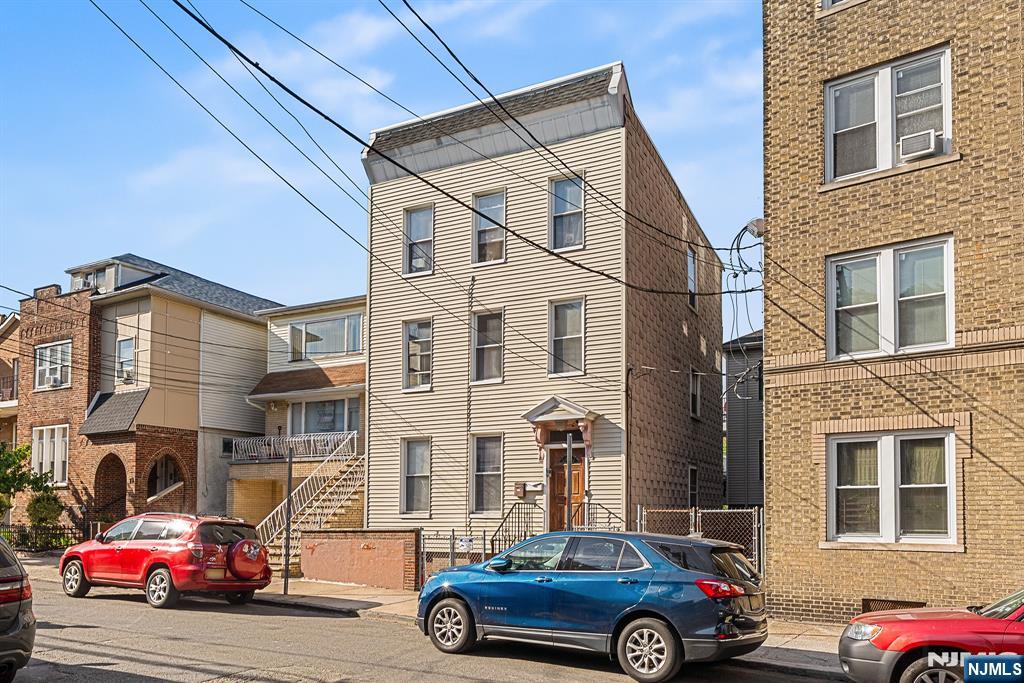 8 Manhattan Avenue - Photo 1