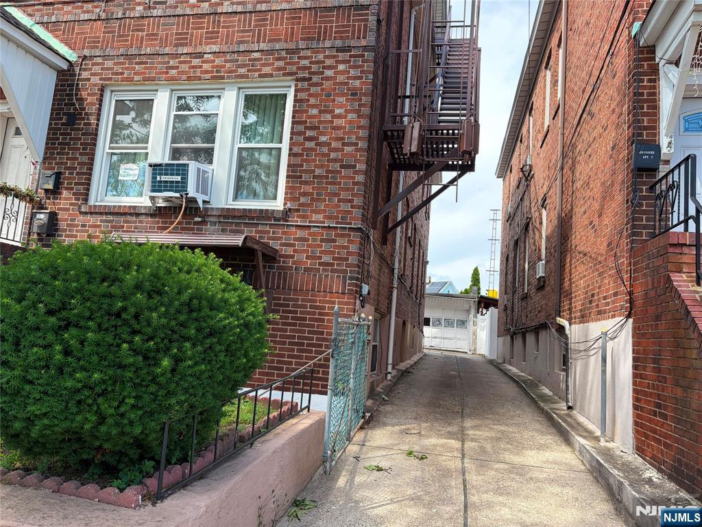 584 Gregory Avenue 1st Floor - Photo 3