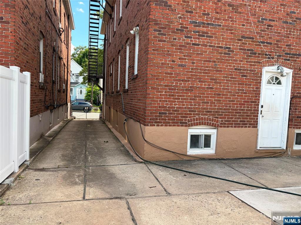 584 Gregory Avenue 1st Floor - Photo 4