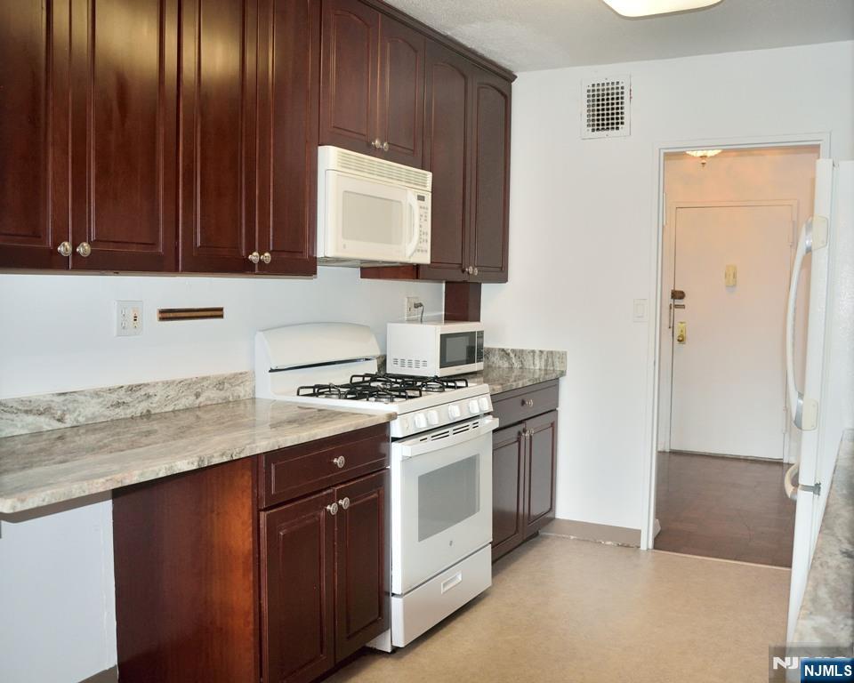 2200 N Central Rd #5-W, Fort Lee, NJ 07024