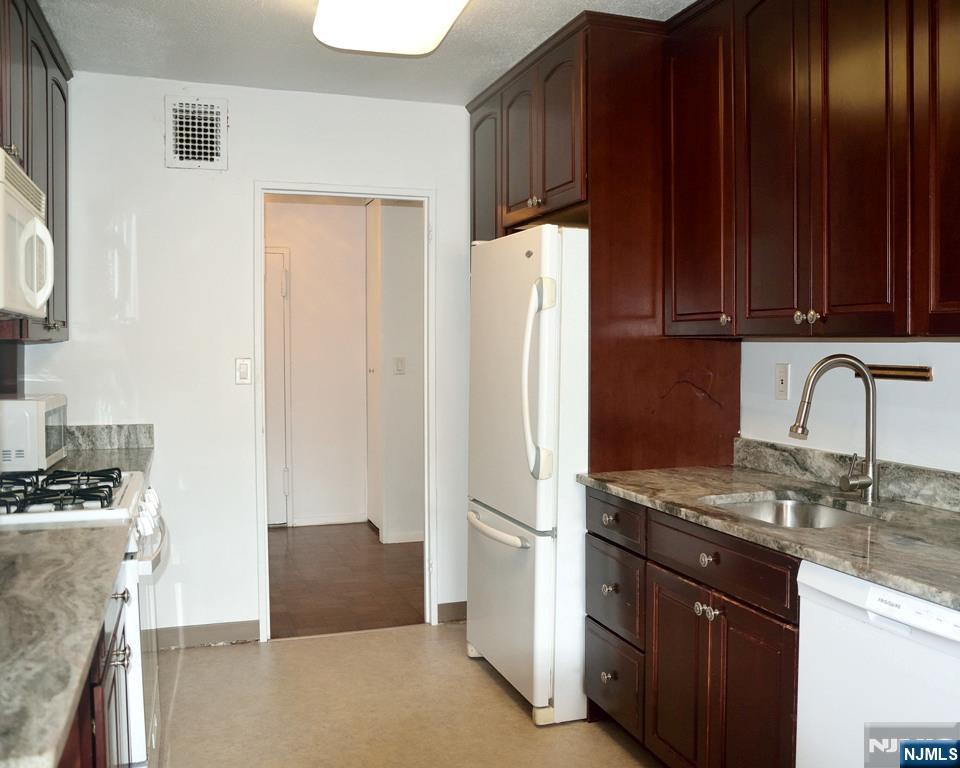 2200 N Central Rd #5-W, Fort Lee, NJ 07024