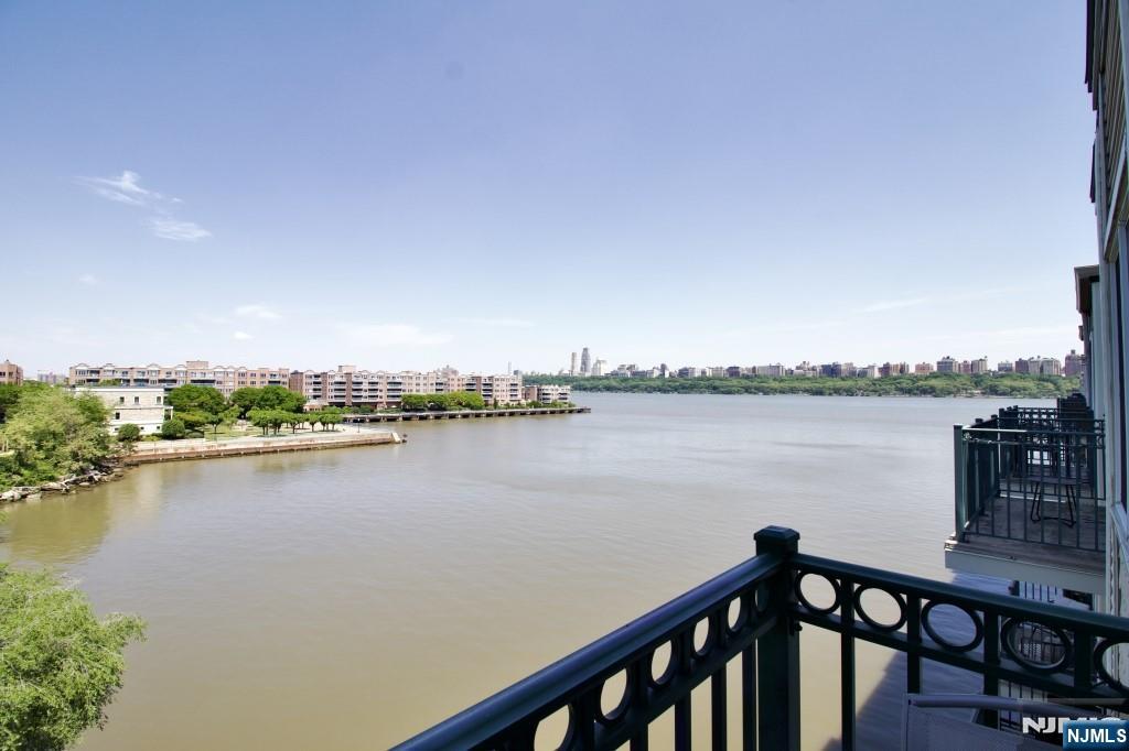 340 The Promenade - Photo 2