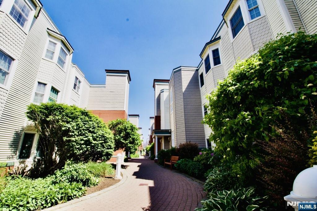 340 The Promenade - Photo 4