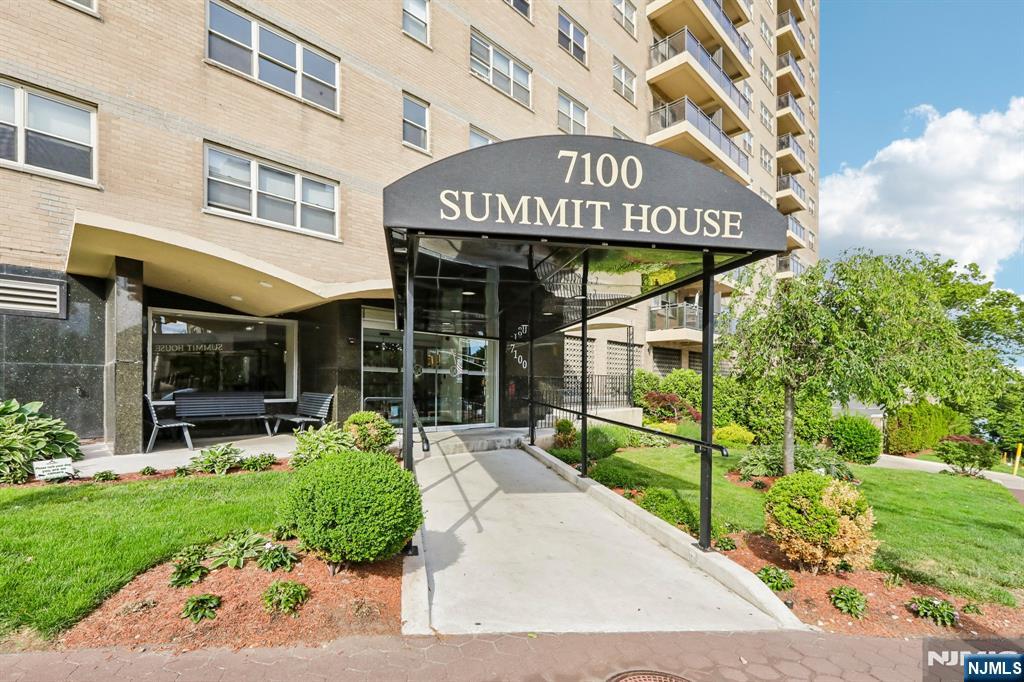 7100 JFK Blvd E 2L - Photo 1