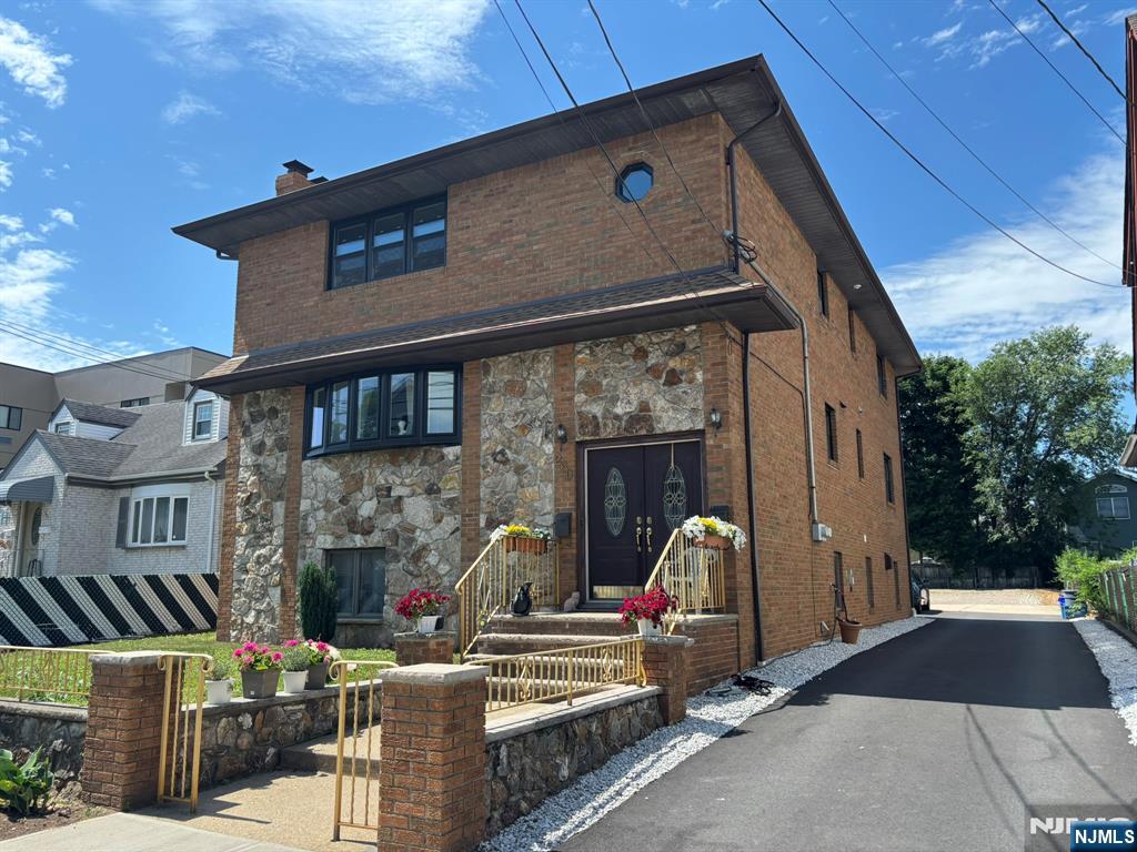 260 Court Avenue - Photo 1