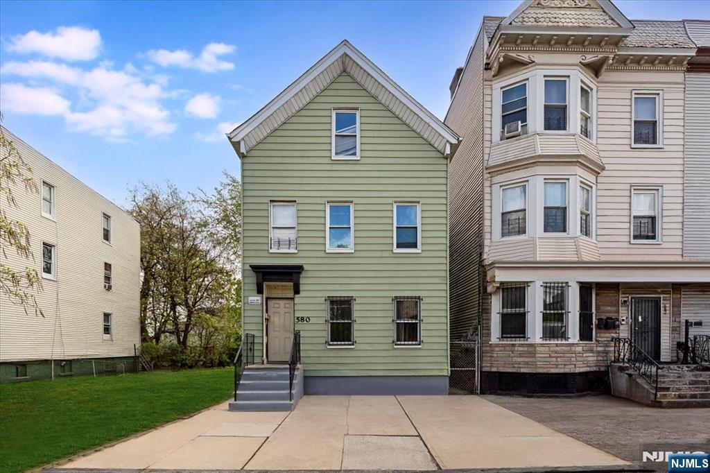 580 Hunterdon Street - Photo 1