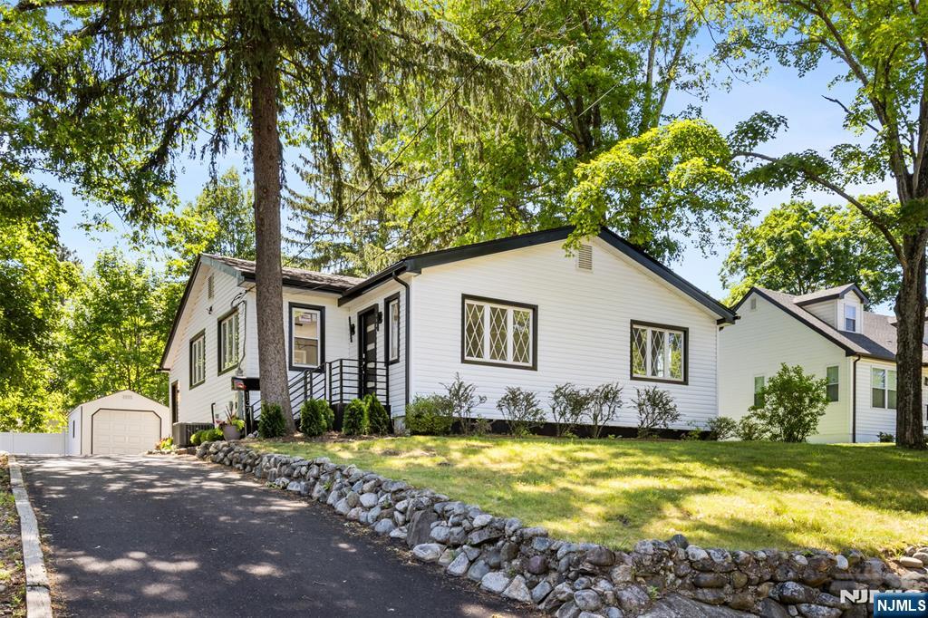 137 Myrtle Avenue - Photo 1