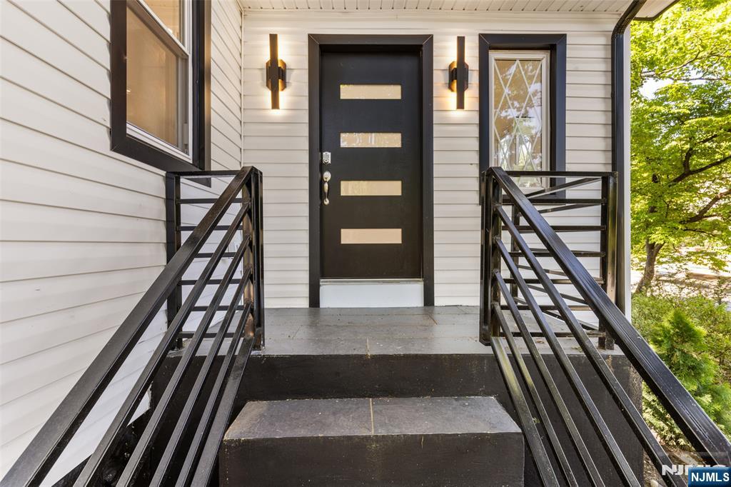 137 Myrtle Avenue - Photo 2