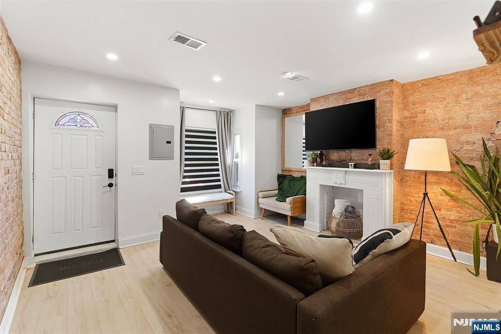 22 8th Avenue - Photo 3