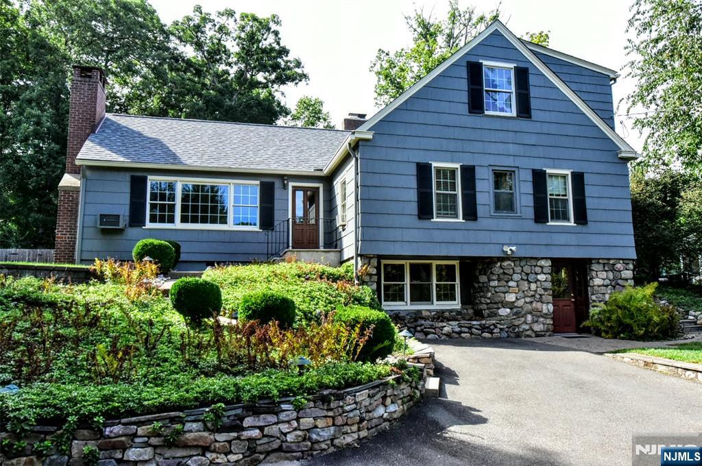Photo 2 of Sale Pending at 497 W Saddle River Rd, Upper Saddle River, NJ 07458 | MLS# 26021577 | Listing updated on 2026-09-18