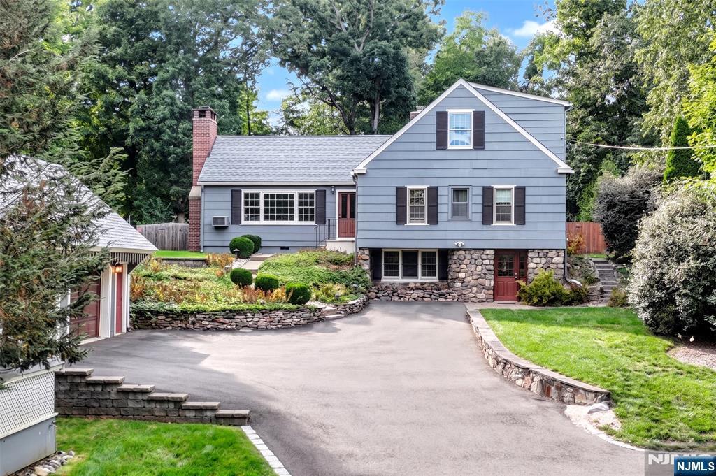 Photo 3 of Sale Pending at 497 W Saddle River Rd, Upper Saddle River, NJ 07458 | MLS# 26021577 | Listing updated on 2026-09-18