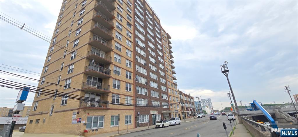 201 Bridge Plaza 3F - Photo 1
