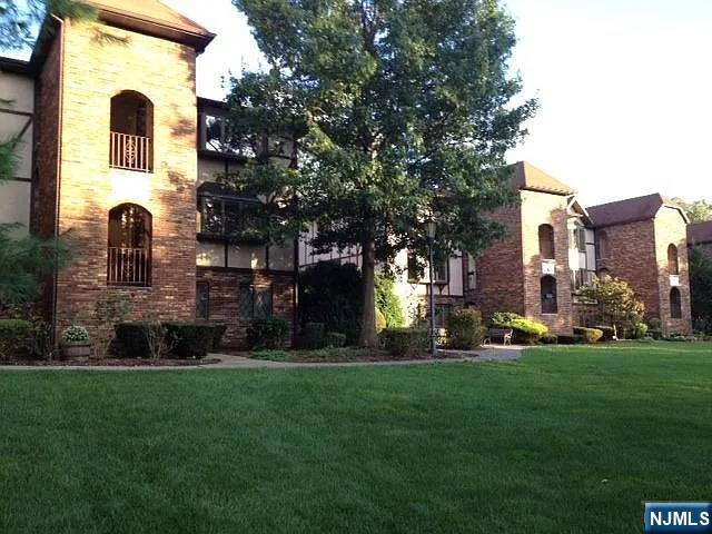112 Hawthorne Avenue - Photo 1