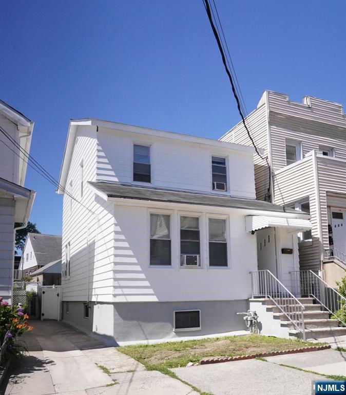 222 Riverview Pl, Cliffside Park, NJ 07010