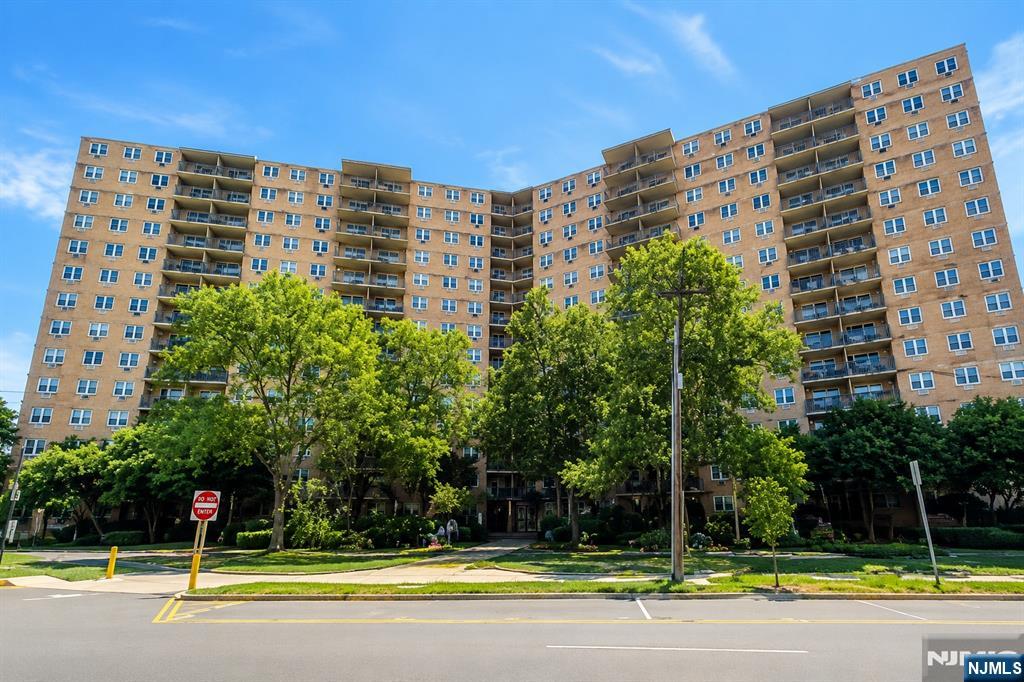 2200 N Central Rd #10G, Fort Lee, NJ 07024