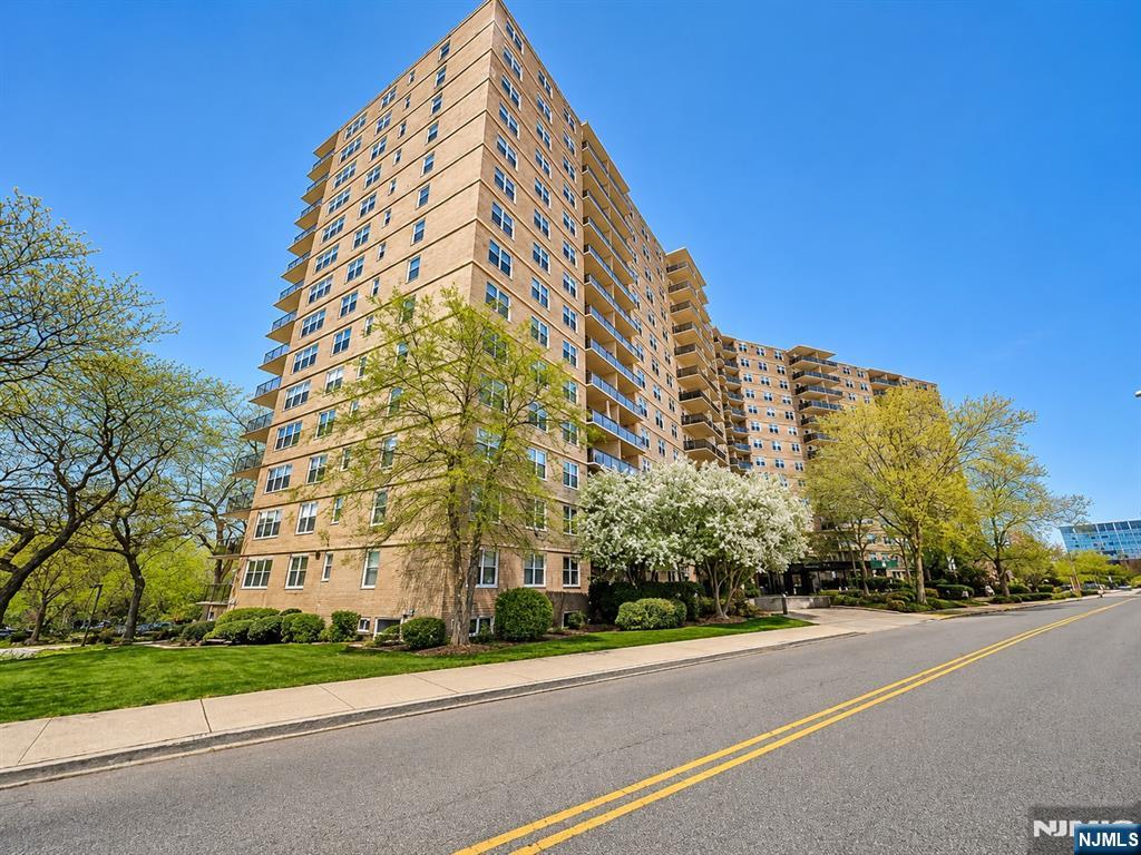 2200 N Central Rd #10G, Fort Lee, NJ 07024
